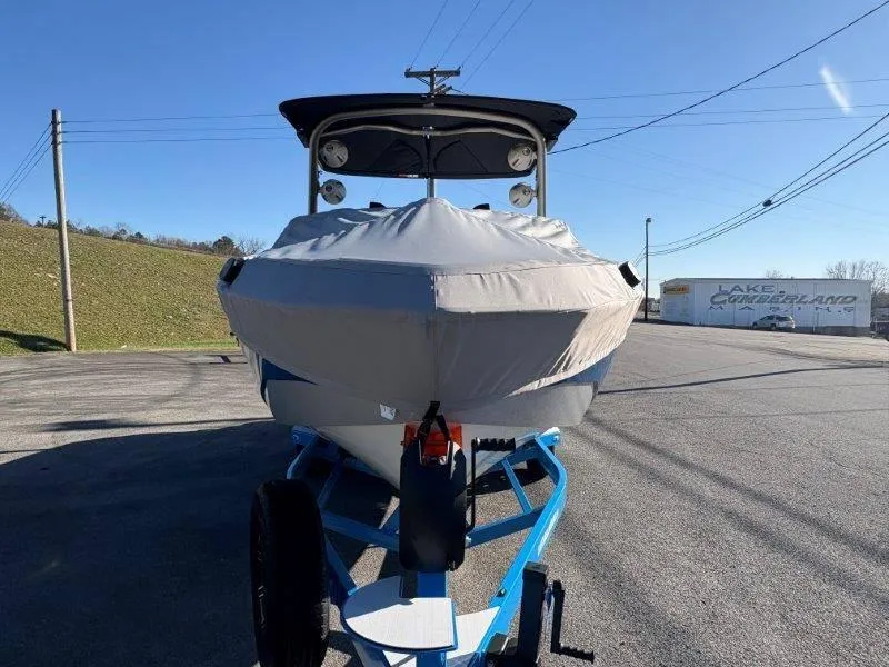 Slide: The Image of Malibu 25 LSV 2025 - 122