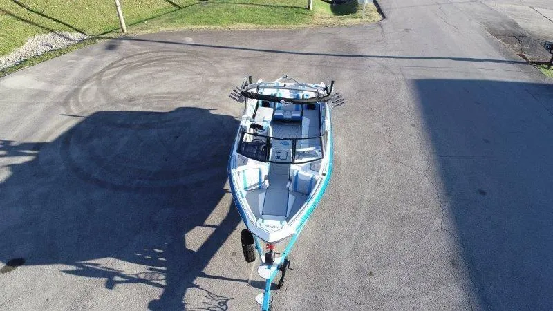 Slide: The Image of Malibu 25 LSV 2025 - 135