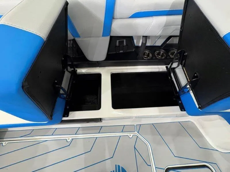 Slide: The Image of Malibu 25 LSV 2025 - 40