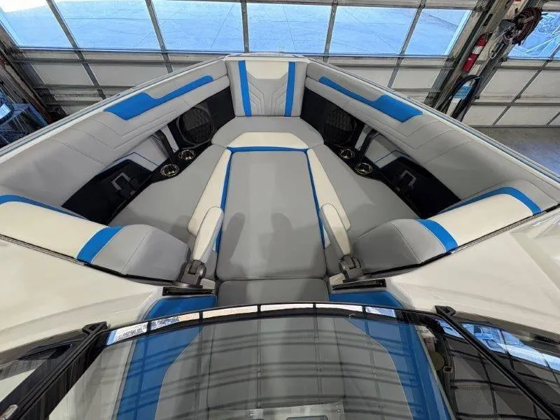 Slide: The Image of Malibu 25 LSV 2025 - 45