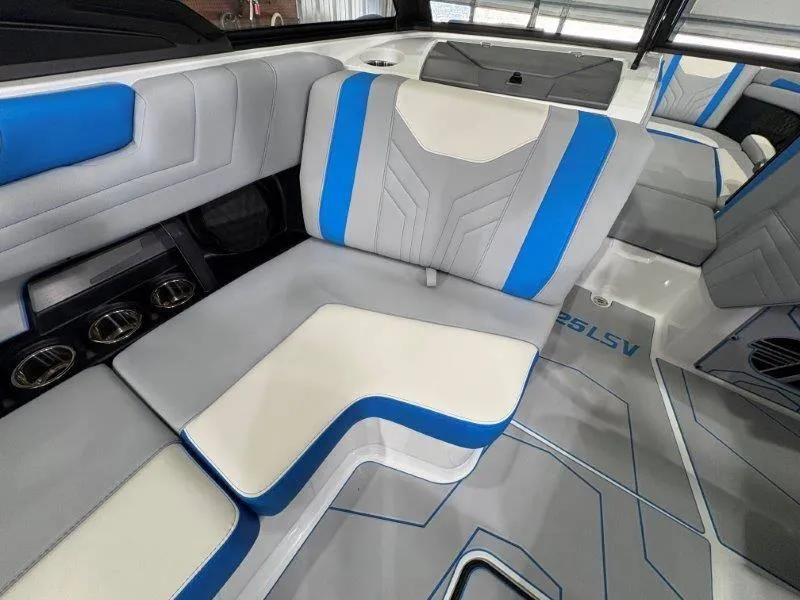 Slide: The Image of Malibu 25 LSV 2025 - 48