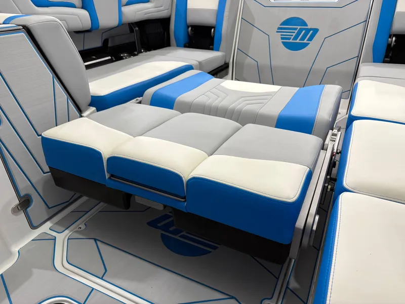 Slide: The Image of Malibu 25 LSV 2025 - 50