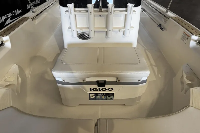 Slide: The Image of Boston Whaler 170 Montauk 2025 - 17