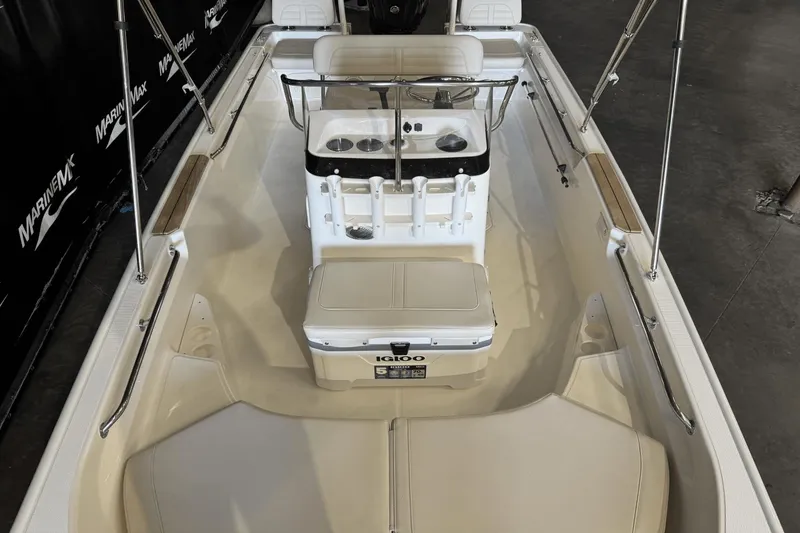 Slide: The Image of Boston Whaler 170 Montauk 2025 - 19