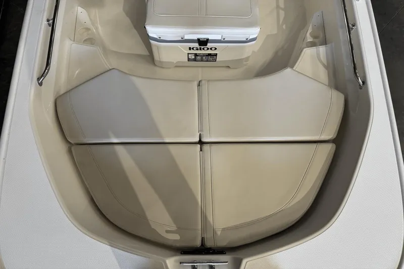 Slide: The Image of Boston Whaler 170 Montauk 2025 - 20