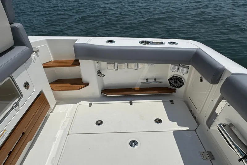 Slide: The Image of Boston Whaler 380 Realm 2025 - 10