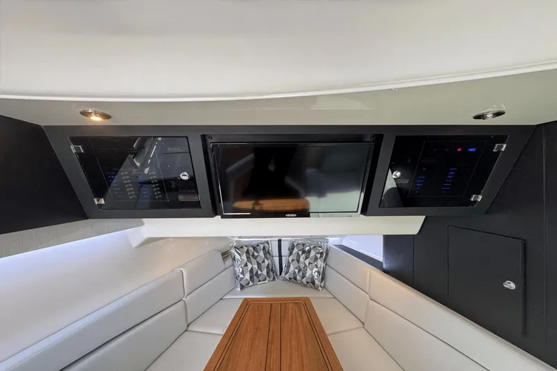Slide: The Image of Boston Whaler 380 Realm 2025 - 60