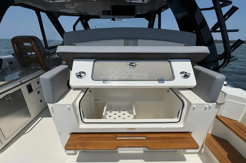 Slide: The Image of Boston Whaler 380 Realm 2025 - 20