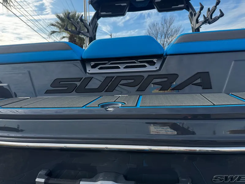 Slide: The Image of 2025 Supra SE 550 boat with blue accents and sleek design. - 11