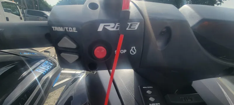 Slide: The Image of 2020 Yamaha WaveRunner FX Cruiser SVHO handlebar controls with trim and stop button. - 12