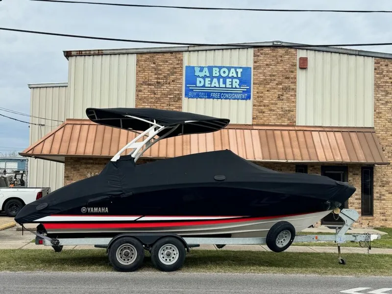 Slide: The Image of 2020 Yamaha Boats 242 Limited SE on trailer outside dealership. - 19