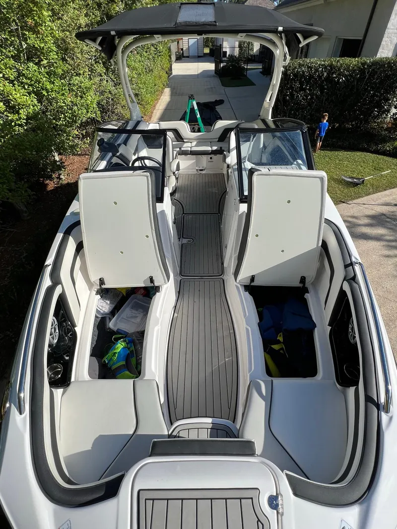 Slide: The Image of 2020 Yamaha Boats 242 Limited SE, spacious interior, sleek design, open seating layout. - 9