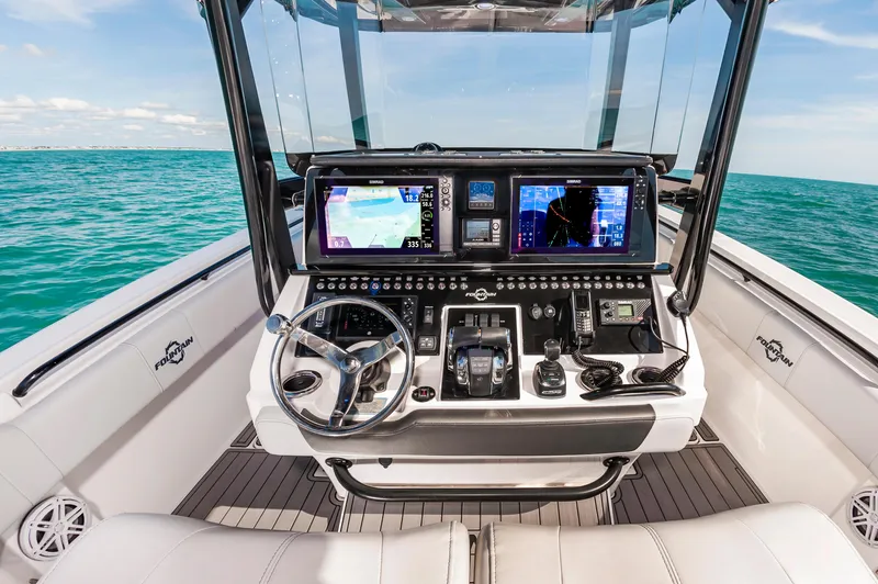 Slide: The Image of Fountain 38 Center Console 2020 - 18