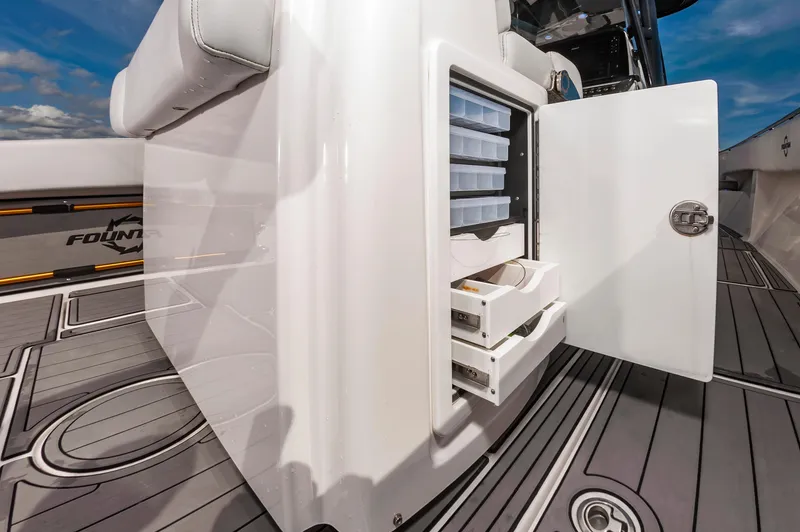 Slide: The Image of Fountain 38 Center Console 2020 - 36