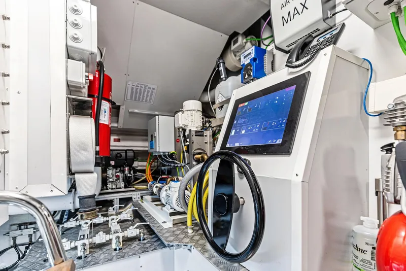 Slide: The Image of Custom 106' 2022 - 117