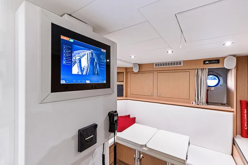 Slide: The Image of Custom 106' 2022 - 121