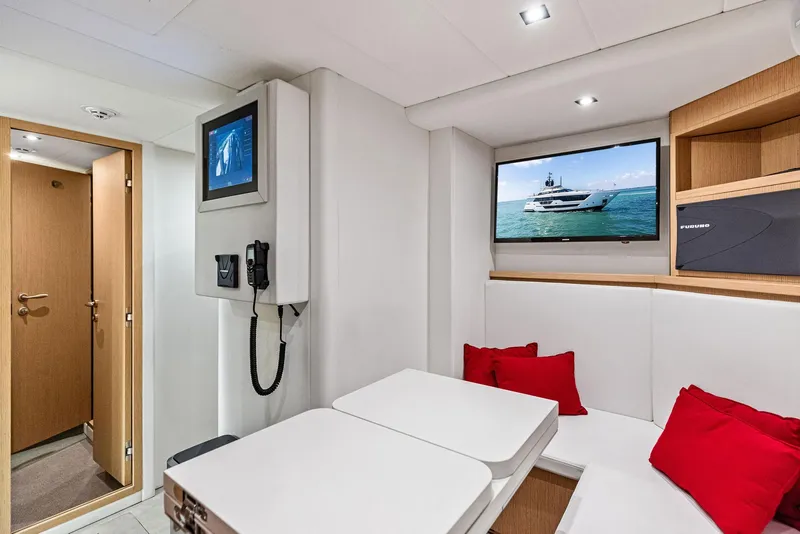 Slide: The Image of Custom 106' 2022 - 124