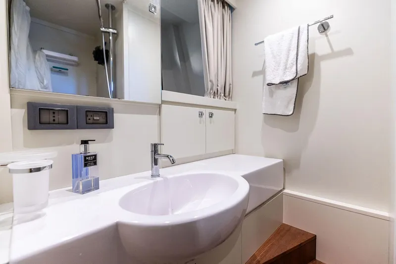 Slide: The Image of Custom 106' 2022 - 125