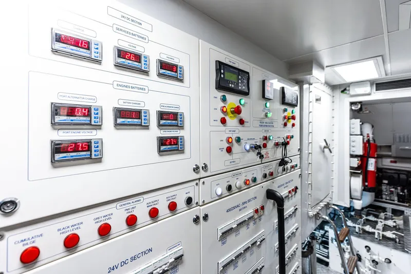 Slide: The Image of Custom 106' 2022 - 132