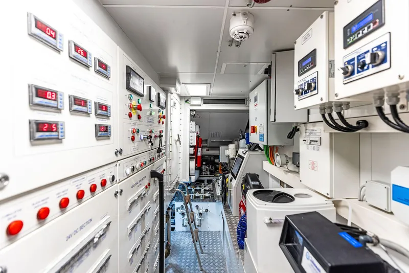 Slide: The Image of Custom 106' 2022 - 133