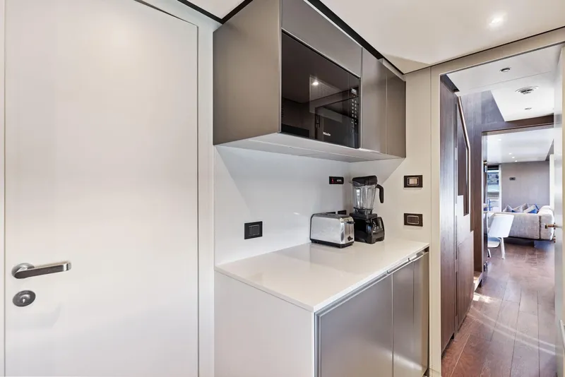 Slide: The Image of Custom 106' 2022 - 68