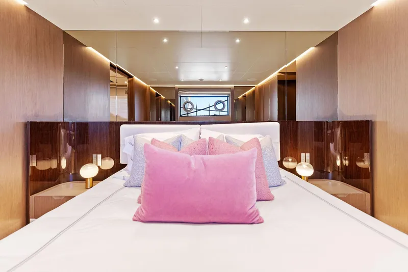 Slide: The Image of Custom 106' 2022 - 89