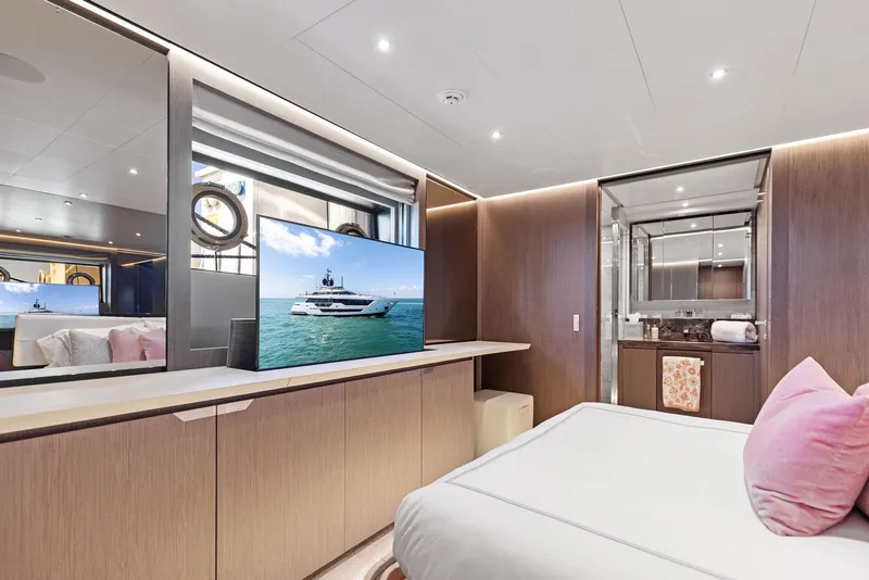 Slide: The Image of Custom 106' 2022 - 91