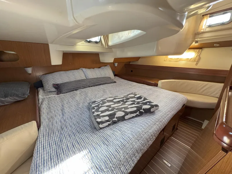 Slide: The Image of Cozy cabin interior of 2006 Jeanneau Sun Odyssey 42 DS sailboat. - 28