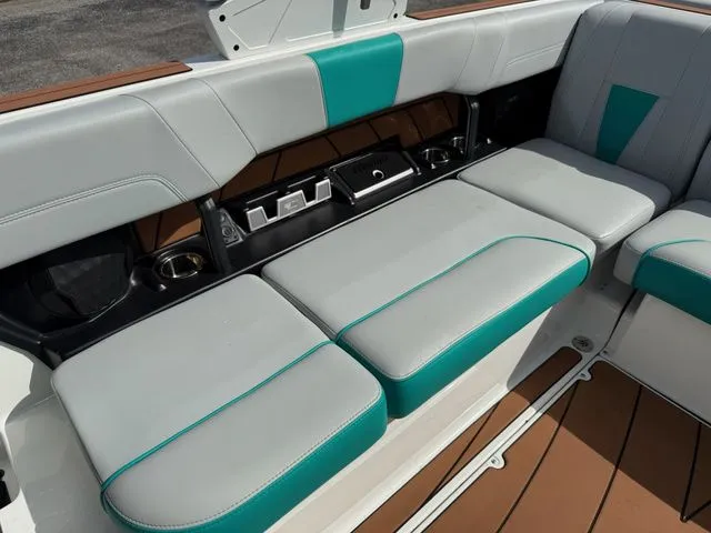 Slide: The Image of Malibu Wakesetter 23 LSV 2023 - 12