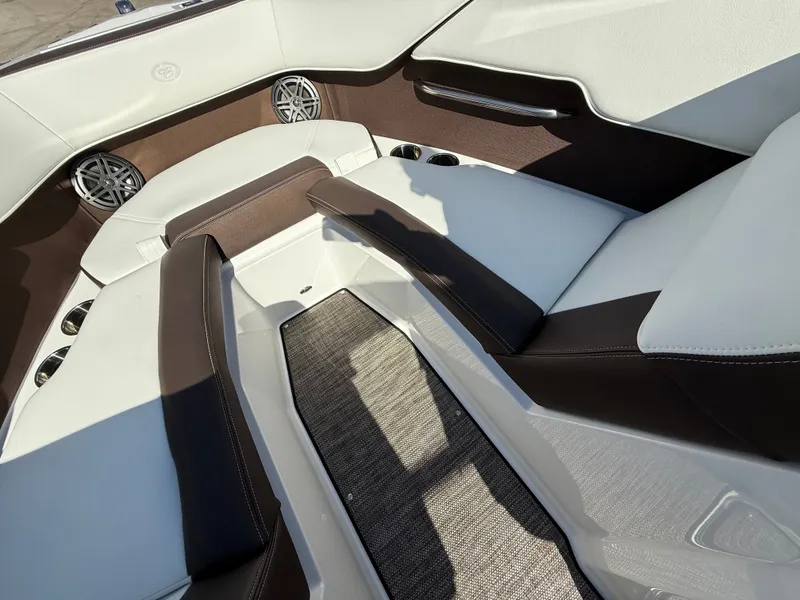 Slide: The Image of Cobalt CS23 Surf 2025 - 479