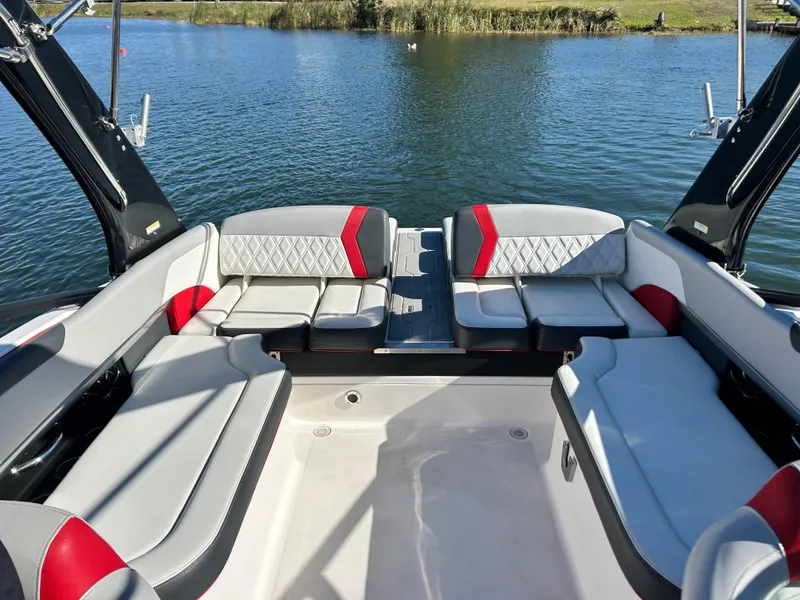 Slide: The Image of Regal 2500 RX Surf 2019 - 8