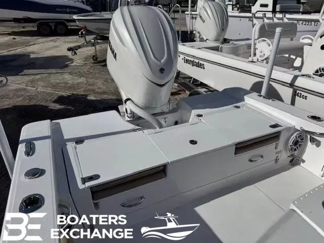 Slide: The Image of Everglades 253 Center Console 2025 - 3