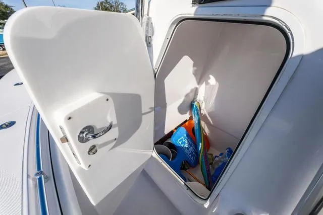 Slide: The Image of Sea Hunter 28 Floridian 2020 - 28