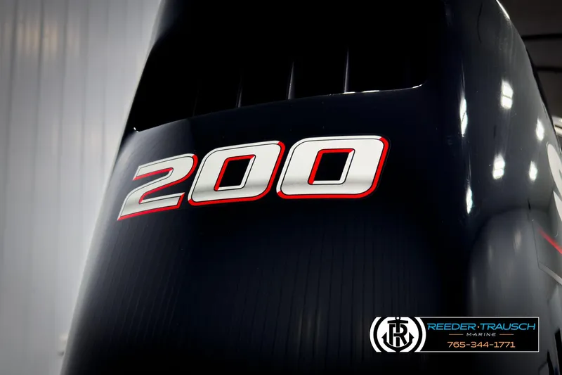 Slide: The Image of Avalon 2285 LSZ CRB 2020 model with 200 horsepower engine detail. - 41