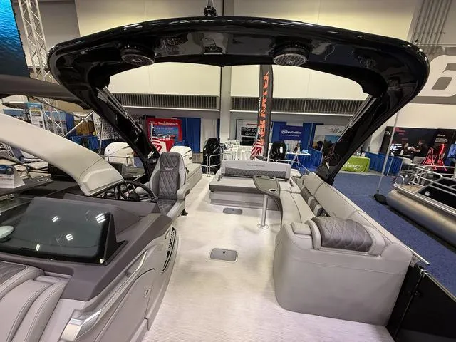 Slide: The Image of Bennington QX Swingback 30 QXSBAX2 Tritoon 2025 - 10