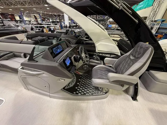 Slide: The Image of Bennington QX Swingback 30 QXSBAX2 Tritoon 2025 - 11