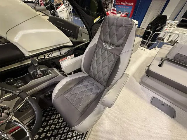 Slide: The Image of Bennington QX Swingback 30 QXSBAX2 Tritoon 2025 - 12