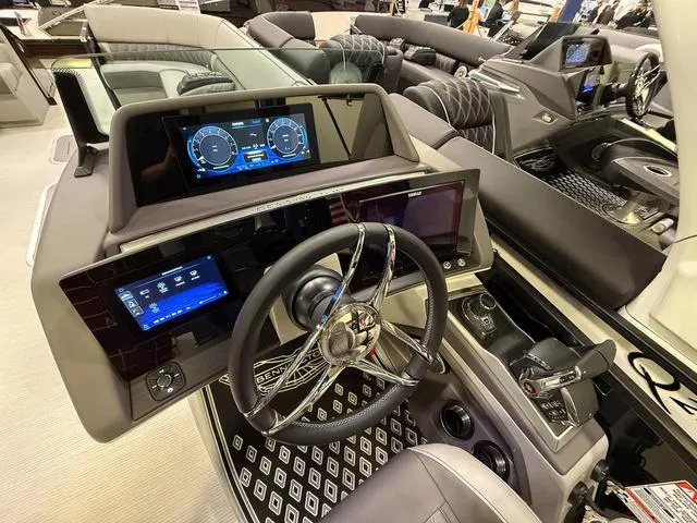 Slide: The Image of Bennington QX Swingback 30 QXSBAX2 Tritoon 2025 - 13