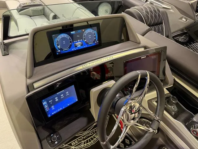 Slide: The Image of Bennington QX Swingback 30 QXSBAX2 Tritoon 2025 - 15