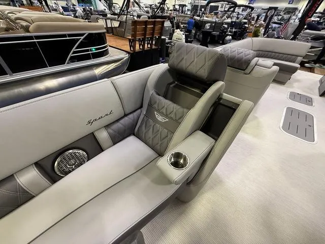 Slide: The Image of Bennington QX Swingback 30 QXSBAX2 Tritoon 2025 - 17