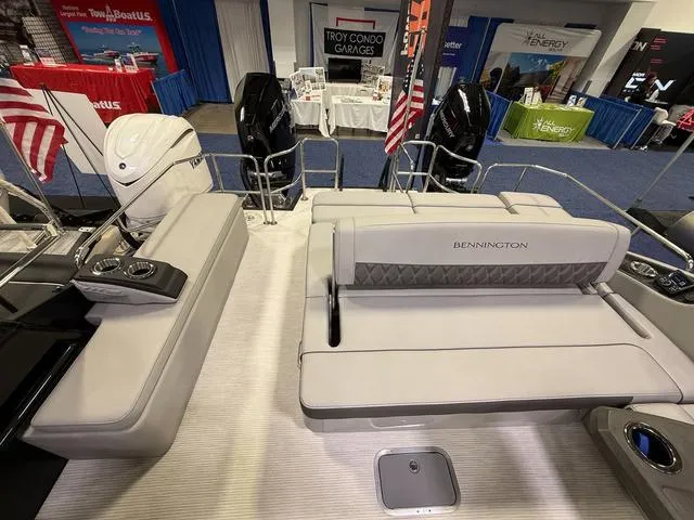 Slide: The Image of Bennington QX Swingback 30 QXSBAX2 Tritoon 2025 - 19
