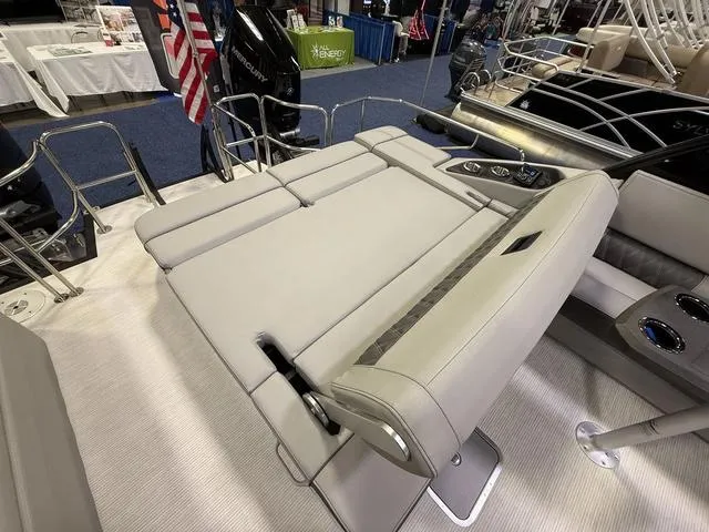 Slide: The Image of Bennington QX Swingback 30 QXSBAX2 Tritoon 2025 - 20