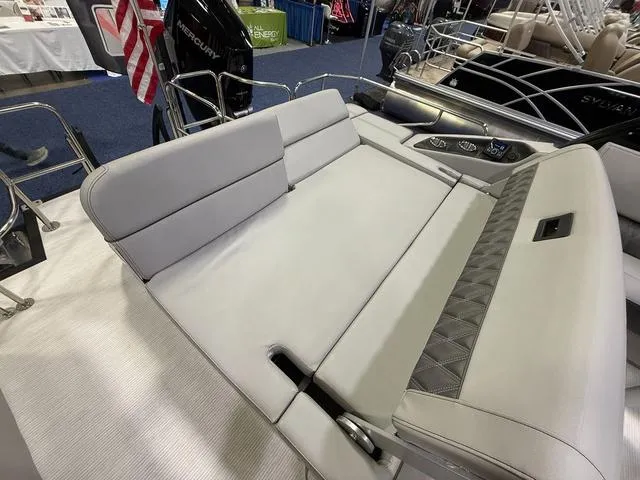 Slide: The Image of Bennington QX Swingback 30 QXSBAX2 Tritoon 2025 - 21