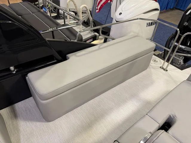 Slide: The Image of Bennington QX Swingback 30 QXSBAX2 Tritoon 2025 - 22