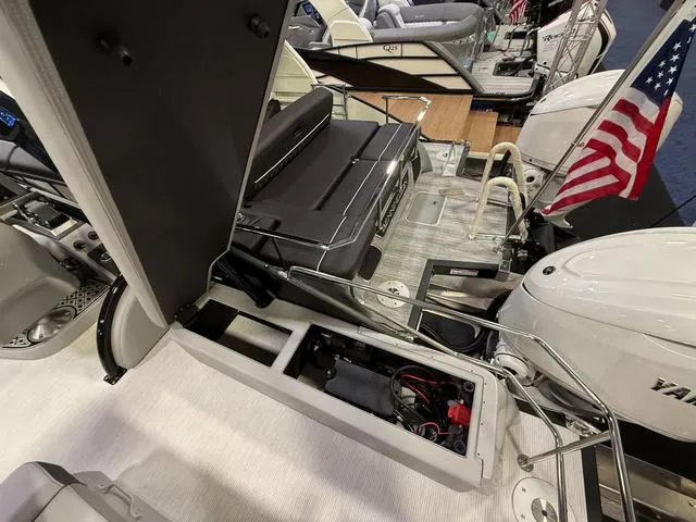 Slide: The Image of Bennington QX Swingback 30 QXSBAX2 Tritoon 2025 - 23