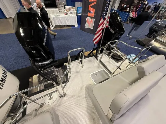 Slide: The Image of Bennington QX Swingback 30 QXSBAX2 Tritoon 2025 - 24