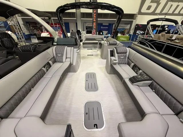 Slide: The Image of Bennington QX Swingback 30 QXSBAX2 Tritoon 2025 - 5