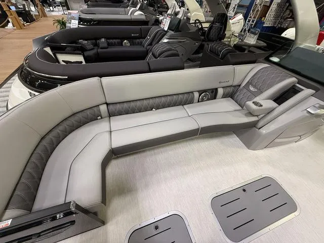 Slide: The Image of Bennington QX Swingback 30 QXSBAX2 Tritoon 2025 - 6