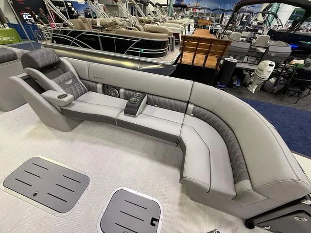 Slide: The Image of Bennington QX Swingback 30 QXSBAX2 Tritoon 2025 - 8