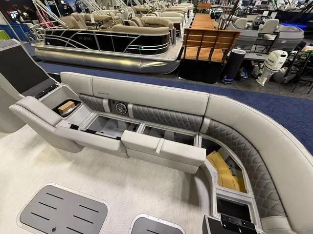 Slide: The Image of Bennington QX Swingback 30 QXSBAX2 Tritoon 2025 - 9